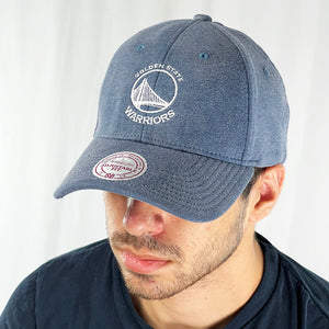 Support the NBA Golden State Warriors basketball team with this low profile snapback cap. Finished in blue and paired with a curved visor, the fitted crow features the iconic Golden State Warriors logo fully fitted for your complete comfort in a range of sizes. Mitchell & Ness embroidery to rear Colour: Blue Brand New with Tags - Size on Tag: One Size