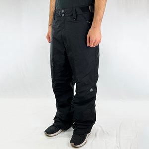 Y2K Deadstock Vintage Nike ACG Cargo Ski Pants in black with Nike ACG branding. Storm Fit 5 technology to keep you comfortable and dry in rain, sleet, and snow. The seam sealed, breathable fabric completely blocks wind and rain penetration at 5,000mm of water pressure. Cargo trousers style. Plenty of pockets. Boot gaiters. Belt loops for belt adjustment.