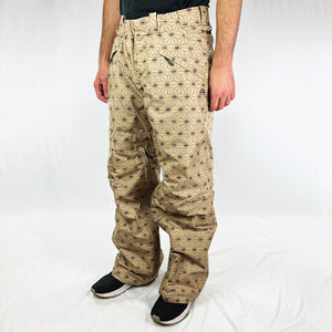 Y2K Women's Deadstock Vintage Nike ACG Cargo Ski Pants in beige with Nike ACG branding. Storm-Fit technology. Thermore light insulation fleeced inner layer. Zip pockets to sides and inner thigh. Boot gaiters. Belt loops for belt adjustment. - Materials: Body: Polyester Fill: Polyester - Colour: Beige Brand New with Tags