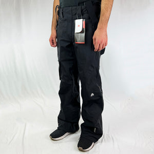 Y2K Women's Deadstock Vintage Nike ACG cargo ski pants in black with Nike ACG branding. Recco technology an avalanche rescue system which utilises advanced radar technology to make a quick location of an avalanche victim possible. Fleeced inner layer. Zip pockets to sides and cargo pockets. Boot gaiters. Belt loops for belt adjustment. Removeable suspenders. - Materials: Nylon/Polyester