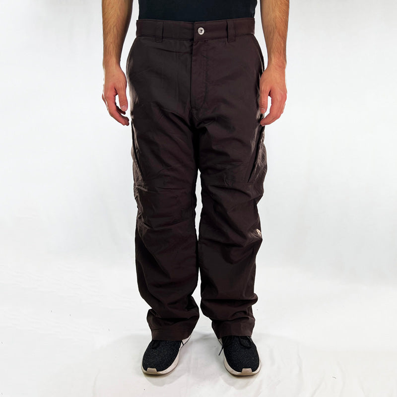 Y2K Deadstock Vintage Nike ACG cargo trousers in brown with Nike ACG branding. Thermore light insulation fleeced inner layer. Zip pockets. Belt loops for waist adjustment. - Materials: Polyester - Colour: Brown Brand New with Tags