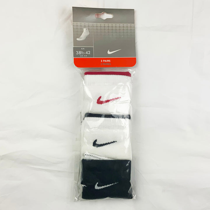 3 Per Pack Y2k Women's Deadstock Vintage Nike Sports Socks in White and Black. Socks has 3 different coloured Nike Swoosh. Hot pink swoosh, black swoosh and white swoosh Colour: White & Black  Brand New with Tags -  Size on Tag: 5 - 8  All our items are of vintage conditions. This means some items may show signs of minor wear. Any major defects will be pictured and stated in the description