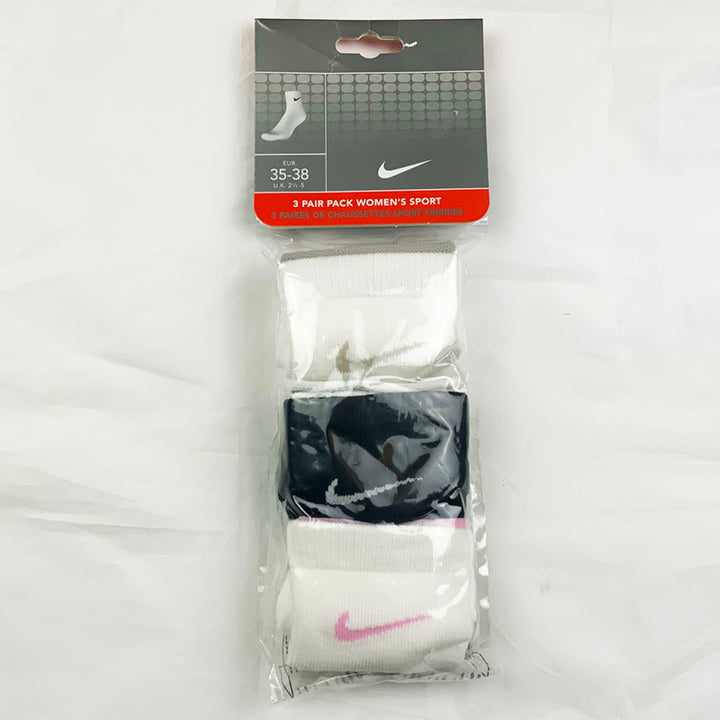 3 Per Pack Y2k Women's Deadstock Vintage Nike Sports Socks in White and Black. Socks has 3 different coloured Nike Swoosh. Grey swoosh, white swoosh and pink swoosh Colour: White & Black  Brand New with Tags -  Size on Tag: 2.5 - 5  All our items are of vintage conditions. This means some items may show signs of minor wear. Any major defects will be pictured and stated in the description