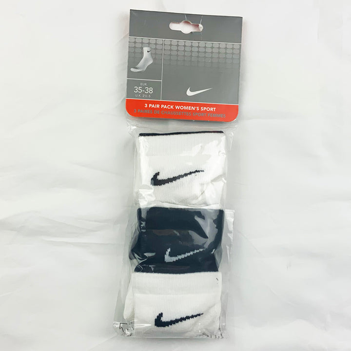 3 Per Pack Y2k Women's Deadstock Vintage Nike Sports Socks in White and Black. Socks has 3 different coloured Nike Swoosh. Black swoosh, white swoosh and black swoosh Colour: White & Black  Brand New with Tags -  Size on Tag: 2.5 - 5  All our items are of vintage conditions. This means some items may show signs of minor wear. Any major defects will be pictured and stated in the description