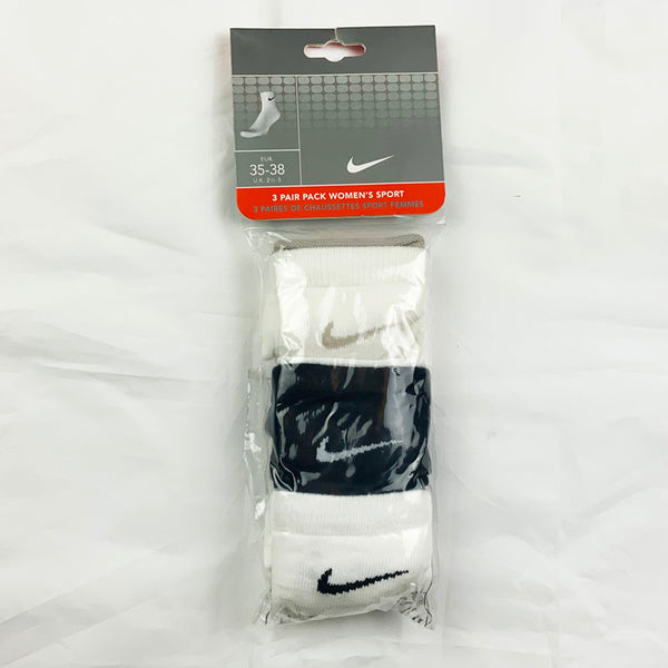 3 Per Pack Y2k Women's Deadstock Vintage Nike Sports Socks in White and Black. Socks has 3 different coloured Nike Swoosh. Grey swoosh, white swoosh and black swoosh Colour: White & Black  Brand New with Tags -  Size on Tag: 2.5 - 5  All our items are of vintage conditions. This means some items may show signs of minor wear. Any major defects will be pictured and stated in the description