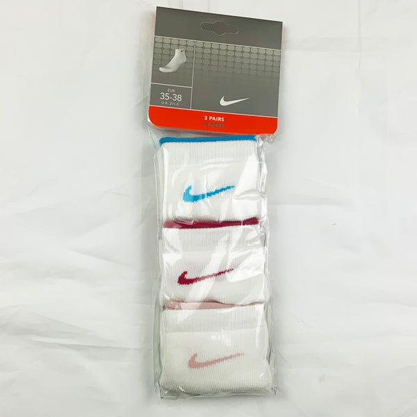 3 Per Pack Y2k Women's Deadstock Vintage Nike Sports Socks in White. Socks has 3 different coloured Nike Swoosh. Blue swoosh, hot pink swoosh and pink swoosh Colour: White  Brand New with Tags -  Size on Tag: 2.5 - 5  All our items are of vintage conditions. This means some items may show signs of minor wear. Any major defects will be pictured and stated in the description