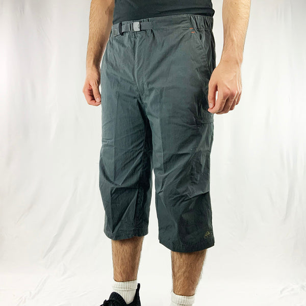 2003 Deadstock Vintage Nike ACG cargo long shorts in grey. Nike ACG branding to front. Adjustable strap to waist. Plenty of pockets to sides and back. This cool Nike ACG 3/4 shorts is perfect for all weathers. 