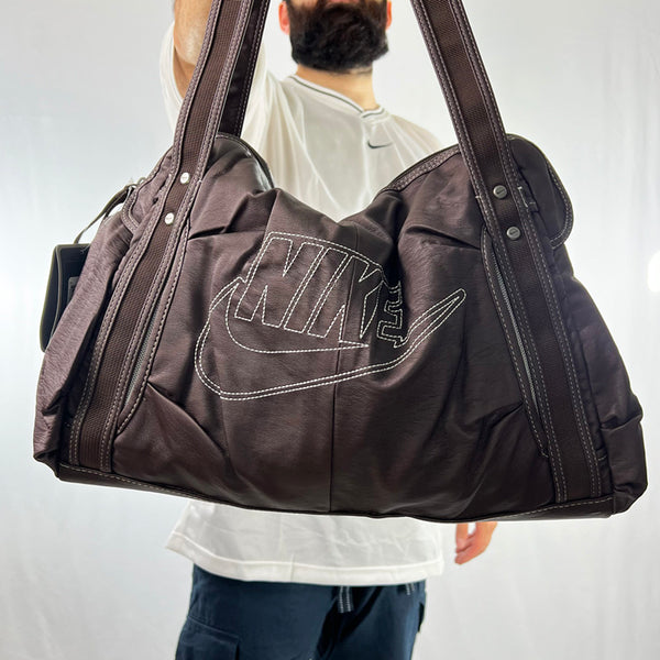 Y2k Women's Deadstock Vintage Nike Spellout shoulder bag in brown with Nike spellout to centre. Zip pockets to front. Plenty of pockets inside to store all your essentials. Materials: Nylon/Polyester  Colour: Brown Brand New with Tags