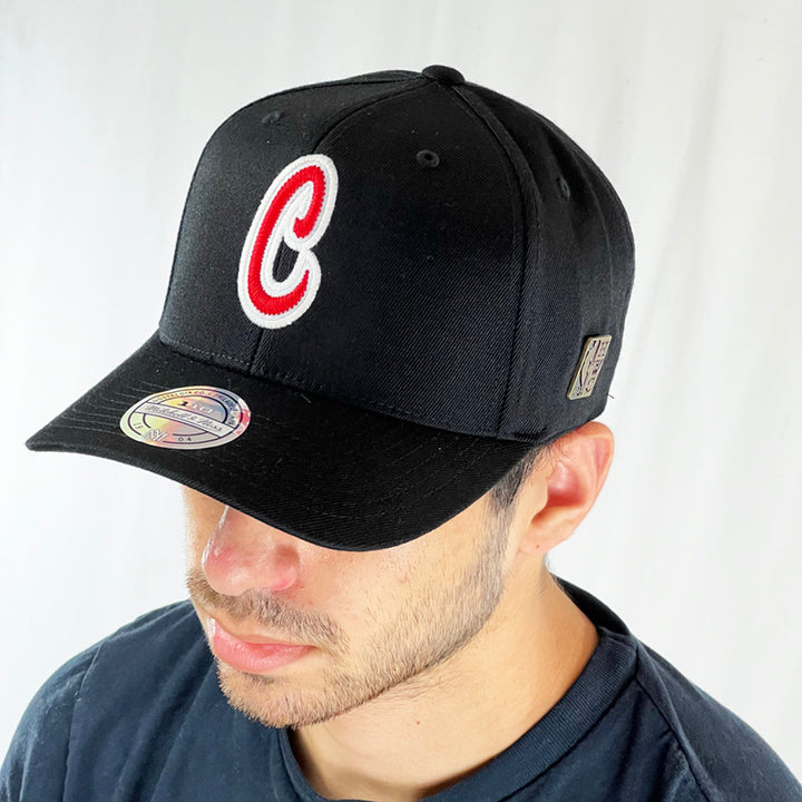 Support the Chicago Bulls with this low profile black snapback cap. Finished in black and paired with a flat visor, the fitted crow features 'C' for Chicago and fully fitted for your complete comfort in a range of sizes. Mitchell & Ness embroidery to rear Colour: Black Brand New with Tags - Size on Tag: One Size