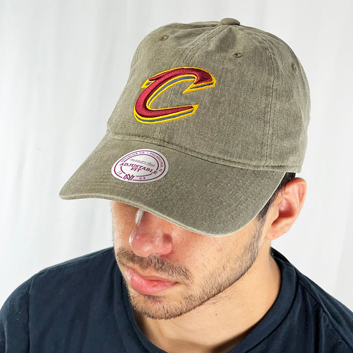 Support the Cleveland Cavaliers with this classic khaki cap. Strapback closure for your complete comfort in a range of sizes, it is finished with a curved visor and Cleveland Cavaliers logo embroidery and Mitchell & Ness embroidery to rear. Colour: Khaki Brand New with Tags - Size on Tag: One Size