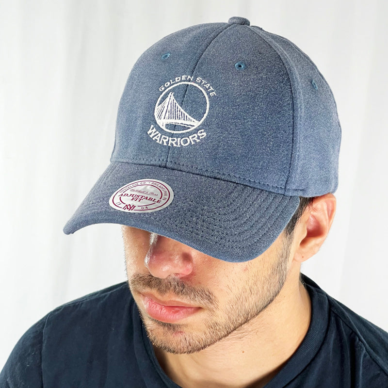 Support the NBA Golden State Warriors basketball team with this low profile snapback cap. Finished in blue and paired with a curved visor, the fitted crow features the iconic Golden State Warriors logo fully fitted for your complete comfort in a range of sizes. Mitchell & Ness embroidery to rear Colour: Blue Brand New with Tags - Size on Tag: One Size