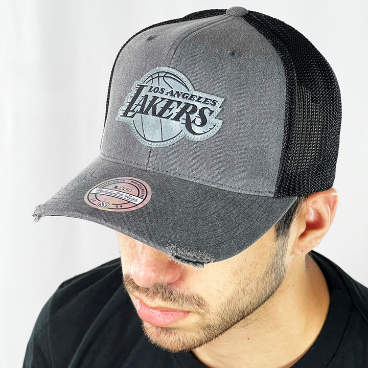 Support the NBA LA Lakers basketball team with this low profile snapback cap. Finished in grey and paired with a curved visor, the fitted crow features the iconic LA Lakers logo fully fitted for your complete comfort in a range of sizes. Mitchell & Ness embroidery to rear Colour: Grey Brand New with Tags - Size on Tag: One Size