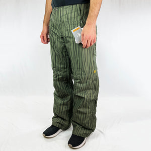 Y2K Women's Deadstock Vintage Nike ACG Cargo Ski Pants in khaki green with Nike ACG branding. Storm-Fit technology. Thermore light insulation fleeced inner layer. Zip pockets to sides and inner thigh. Boot gaiters. Belt loops for belt adjustment. - Materials: Polyester - Colour: Green Brand New with Tags - Size on Tag: Small Measurements: Length: 41 Inches Inseam: 32.5 Inches Waist: GB 8/10