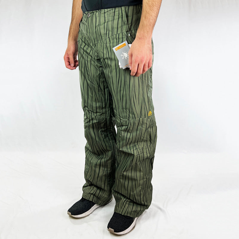 Y2K Women's Deadstock Vintage Nike ACG Cargo Ski Pants in khaki green with Nike ACG branding. Storm-Fit technology. Thermore light insulation fleeced inner layer. Zip pockets to sides and inner thigh. Boot gaiters. Belt loops for belt adjustment. - Materials: Polyester - Colour: Green Brand New with Tags - Size on Tag: Small Measurements: Length: 41 Inches Inseam: 32.5 Inches Waist: GB 8/10
