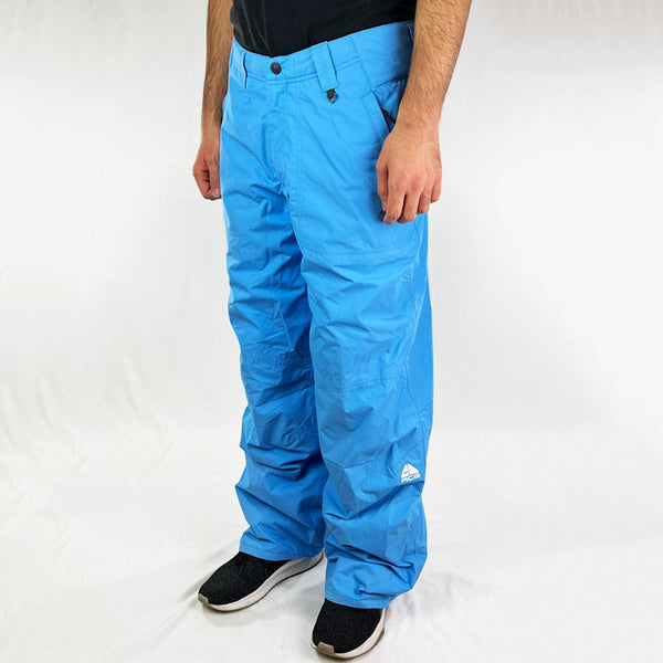 Y2K Women's Deadstock Vintage Nike ACG Cargo Ski Pants in blue with Nike ACG branding. Fleeced inner layer. Zip pockets to sides. Boot gaiters. Belt loops for belt adjustment. - Materials: Nylon - Colour: Blue Brand New with Tags