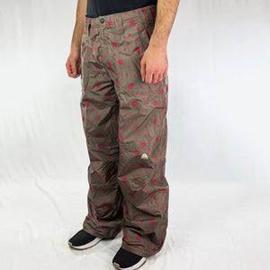 Y2K Women's Deadstock Vintage Nike ACG Cargo Ski Pants in brown with Nike ACG branding. Pink design all over. Storm-Fit technology with fleeced inner layer. Zip pockets to sides. Boot gaiters. Belt loops for belt adjustment. - Materials: Polyester - Colour: Brown Brand New with Tags