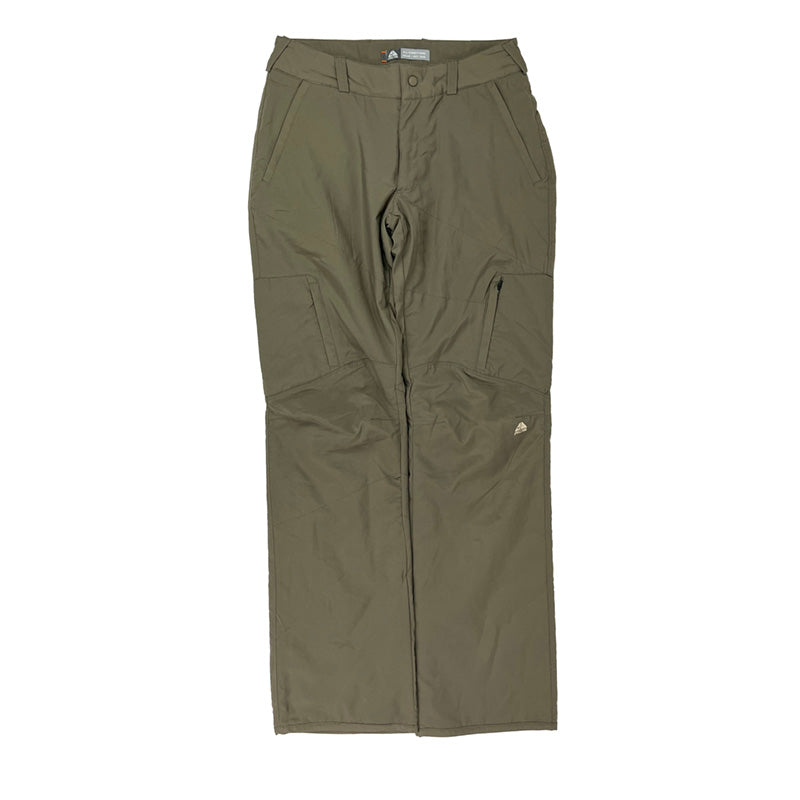 Y2K Women's Deadstock Vintage Nike ACG Cargo Trousers in brown. Nike ACG branding. Low rise. Thermore technology fleeced inner layer. Zip pockets. Straight leg. - Materials: Polyester - Colour: Brown Brand New with Tags