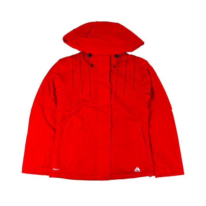 Y2K Women's Deadstock Vintage Nike ACG Storm Fit Jacket in Red. Nike ACG logo to bottom. Thermore technology, light insulation fleeced inner layer. Zip closure to jacket. Zip pockets to front. Adjustable cords to hood. Adjustable cord to waist. Inner pockets.