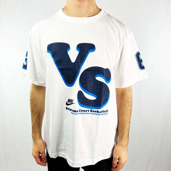 Y2K Deadstock Vintage Nike Supreme Court t-shirt in white with spellout VS supreme court basketball - going at it since way back in the day. 33 to right sleeve and 6 to left sleeve Crew neck t-shirt. Material: 69% Cotton - 31% Polyester