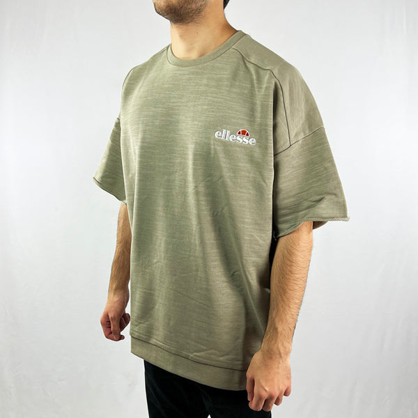 Ellesse Smettila sweatshirt in khaki green. Short sleeve t-shirt with crew neck. Loose fit. Oversized. Bottom finished with puller. Embroidered logo - Materials: 100% Cotton - Colour: Khaki Brand New with Tags