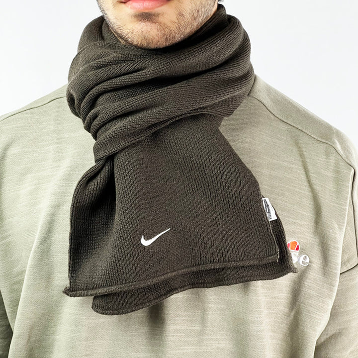 Y2K Deadstock Vintage Nike Swoosh scarf in brown with embroidered Nike Swoosh. Perfect for the colder months to keep you warm with a retro look. Colour: Brown Brand New with Tags  -  Size on Tag: Adult Unisex