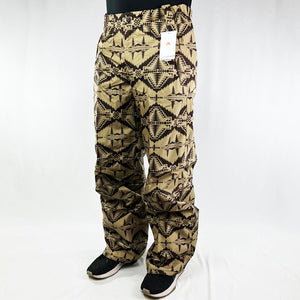 Y2K Women's Deadstock Vintage Nike ACG Cargo Ski Pants in beige with Nike ACG branding. Storm-Fit technology. Fleeced inner layer. Zip pockets. Boot gaiters. Belt loops for belt adjustment. Baggy fit. - Materials:  Polyester - Colour: Beige Brand New with Tags