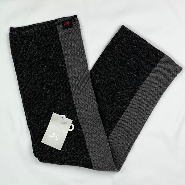 Y2K Deadstock Vintage Nike SB scarf in black with Nike SB logo. - Material: 70% Acrylic 15% Wool 15% Alpaca Hair - Colour: Black & Grey Brand New with Tags - Size on Tag: Mens