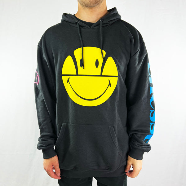Ellesse x Smiley Oyoso Oh hoodie in dark grey. Looks more like black. Smiley face print to front. Ellesse spellout to left sleeve and ellesse logo to right sleeve. Kangaroo pocket to front. Hood with adjustable drawstrings. Comfortable and cosy. - Materials: 85% Cotton 15% Polyester