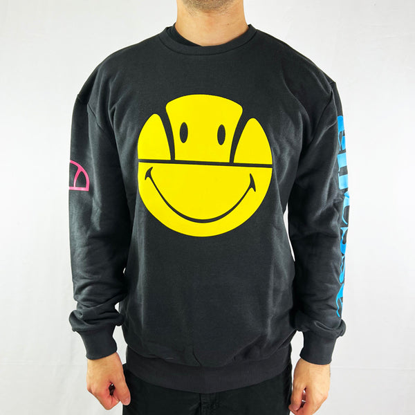 Ellesse x Smiley Gladdy sweatshirt in dark grey. Looks more like black. Smiley face print to front. Ellesse spellout to left sleeve and ellesse logo to right sleeve. Comfortable and cosy. - Materials: 85% Cotton 15% Polyester