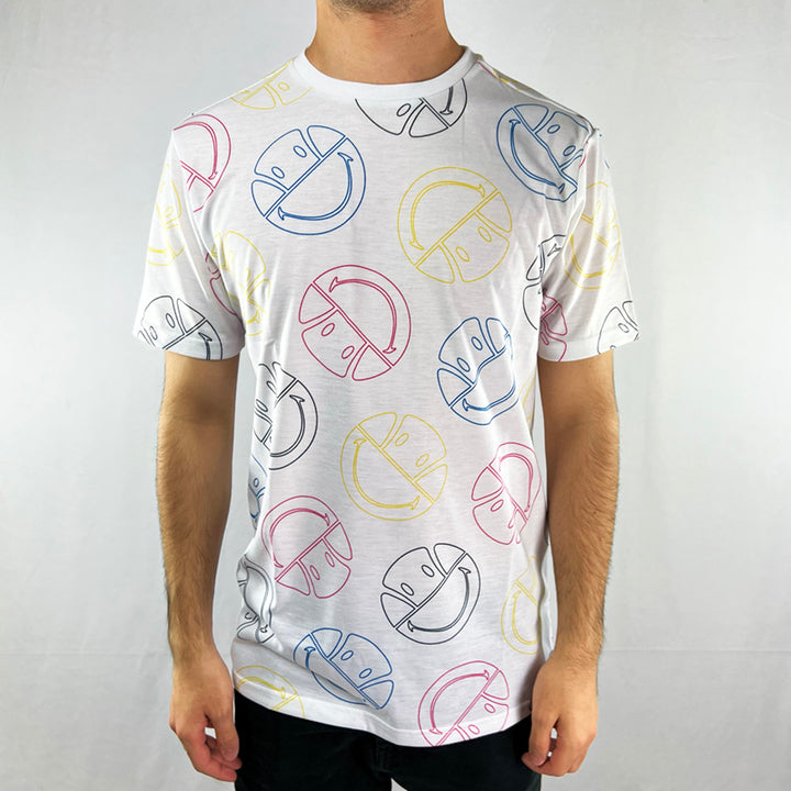 Ellesse x Smiley Merilino t-shirt in white. Smiley face design throughout t-shirt. Crew neck t-shirt. Material: 100% Polyester Colour: White Brand New with Tags