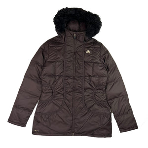 2007 Women's Deadstock Vintage Nike ACG Puffer Jacket in Brown. Nike ACG logo to chest. Zip closure to jacket. Zip pocket to chest. Pockets to front. Removeable fur to hood. Inner media compartment. Storm Fit technology.