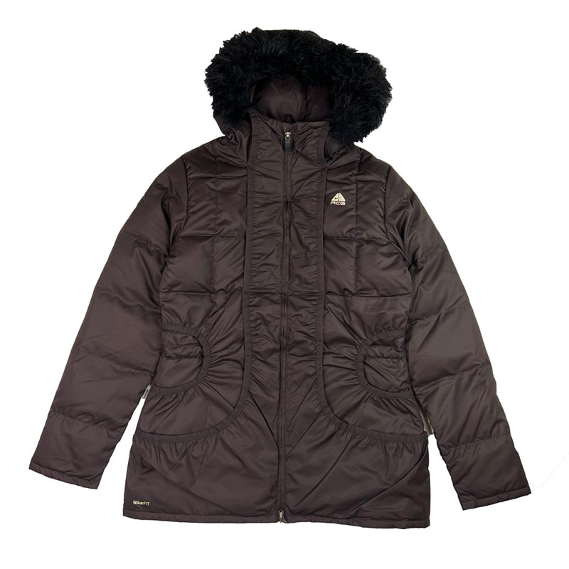 2007 Women's Deadstock Vintage Nike ACG Puffer Jacket in Brown. Nike ACG logo to chest. Zip closure to jacket. Zip pocket to chest. Pockets to front. Removeable fur to hood. Inner media compartment. Storm Fit technology.