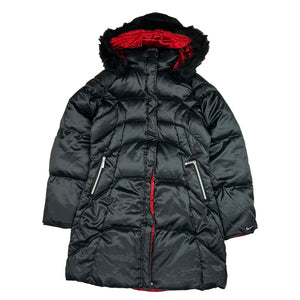 2005 Women's Deadstock Vintage Nike Puffer Jacket in Black. Nike swoosh logo to sleeve. Long length jacket. Zip & button closure. Zip pockets to front. Red detailing. Removable zipped hood for preferred style. Fur on hood. Pockets to inner layer. - Material: Polyester Fill: Grey Duck Down