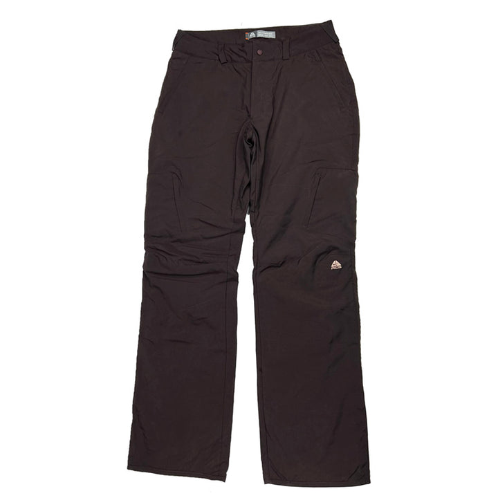 Y2K Women's Deadstock Vintage Nike ACG Cargo Trousers in brown. Nike ACG branding. Low rise. Thermore technology fleeced inner layer. Zip pockets. Straight leg. - Materials: Polyester - Colour: Brown Brand New with Tags