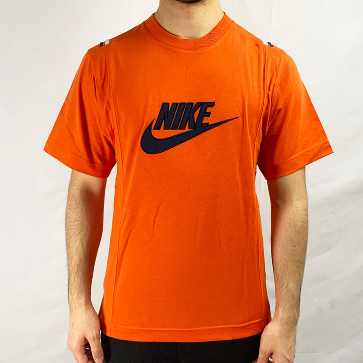 Throw it back to the archives with this men's deadstock vintage Nike T-shirt with old-school Nike Swoosh branding to chest. In an Orange colourway, this tee offers a premium feel. This top is finished off with Navy blue and white stripes to the shoulders.