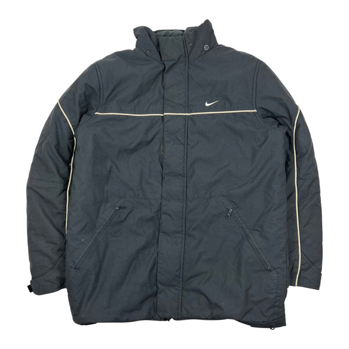 Y2K Vintage Nike swoosh puffer jacket in grey. Nike swoosh branding to chest. Zip pockets to front. Zip closure to jacket. Down filled. Adjustable cord to waist. - Colour: Brown Condition: Good - some minor marks to jacket as seen in images - Size on Tag: Large Measurements: Pit to Pit: 23.5 Inches Length: 29 Inches